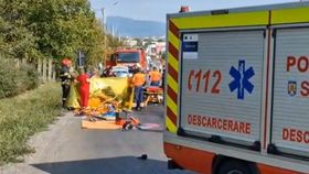 Un tată și un fiu din Maramureș și-au pierdut viața, după un accident tragic. Cei doi au fost izbiți de un TIR